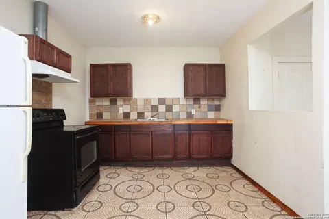 Kitchen - 620 County Road 6846, Lytle, TX 78052 photo 2 of 2