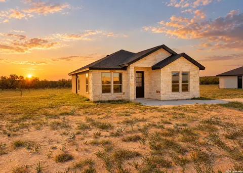121 Camino Verde Ct, La Vernia, TX 78121