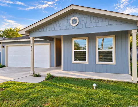 1624 N Camp St, Seguin, TX 78155