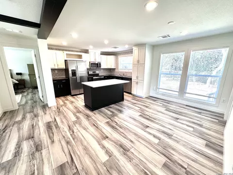 882 Spur Rd, Lakehills, TX 78063