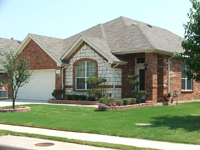 1113 Oakridge Dr, Euless, TX 76040 photo 1