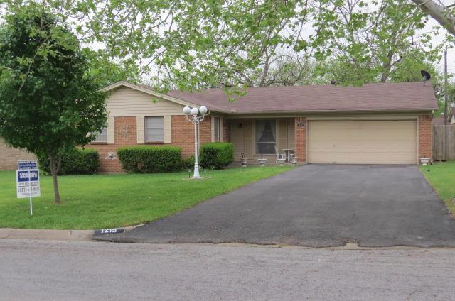 1215 Briarwood Dr, Cleburne, TX 76033 photo 1