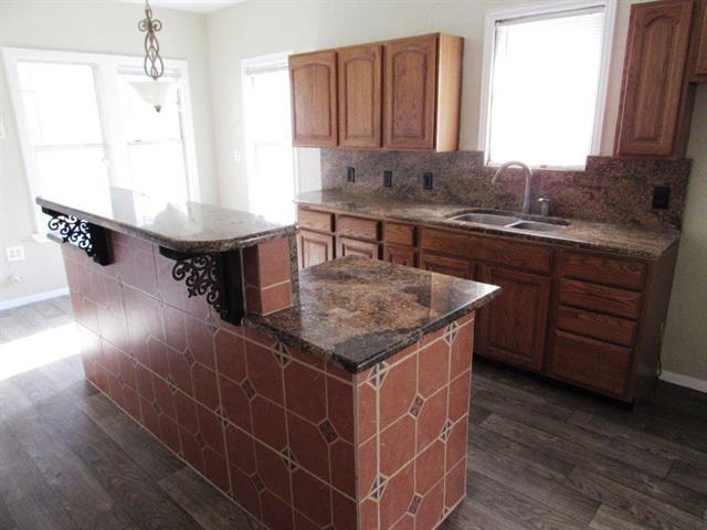 915 W Bolt St, Fort Worth, TX 76110 photo 2