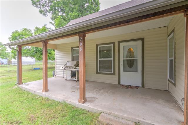 208 E 5th St, Tolar, TX 76476 photo 4