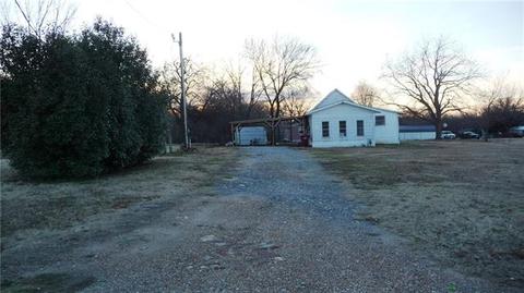 207 Robin St, Ector, TX 75439 photo 2