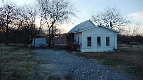 207 Robin St, Ector, TX 75439 photo 3