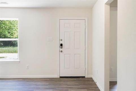 605 E Brown St, Cleburne, TX 76031 photo 4