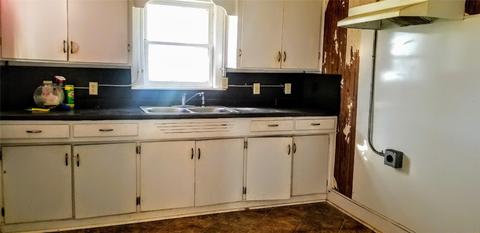 300 E Walcott Ave, Comanche, TX 76442 photo 3