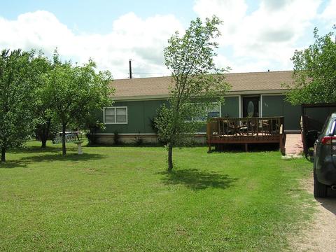 108 Crest Dr, Tye, TX 79563 photo 1