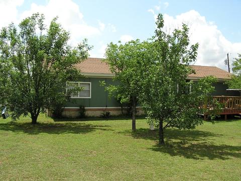 108 Crest Dr, Tye, TX 79563 photo 4