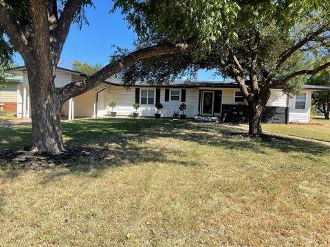 1303 Westover Dr, Anson, TX 79501 photo 3