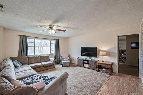 702 NE 5th St, Hubbard, TX 76648 photo 4