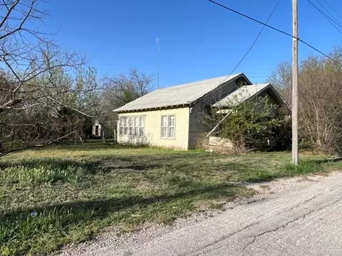 304 E Walcott Ave, Comanche, TX 76442 photo 1