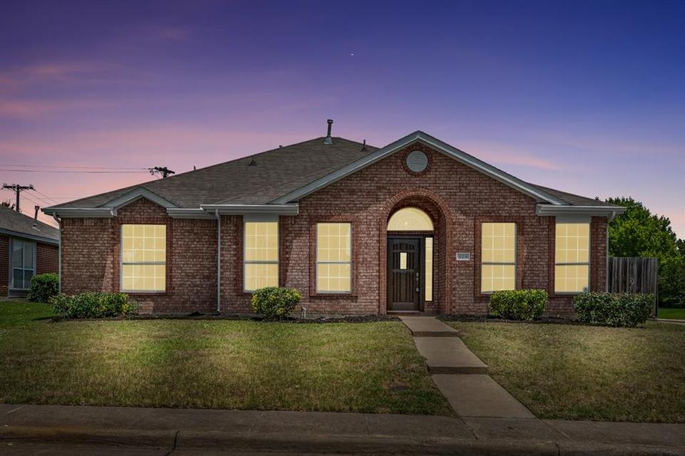 829 Longleaf Dr, Desoto, TX 75115 1 photo MLS 20096000 Movoto