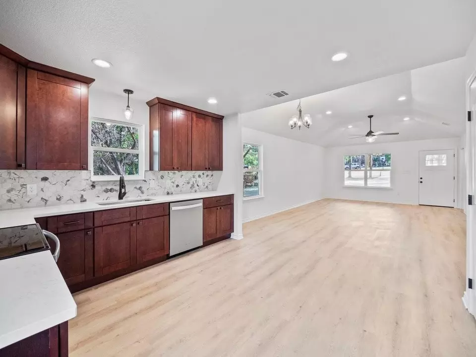  822 Crow Ct, Granbury, TX 76048 photo 4