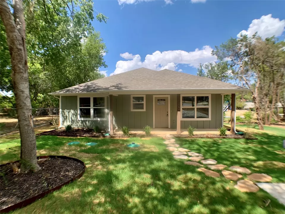  822 Crow Ct, Granbury, TX 76048 photo 2