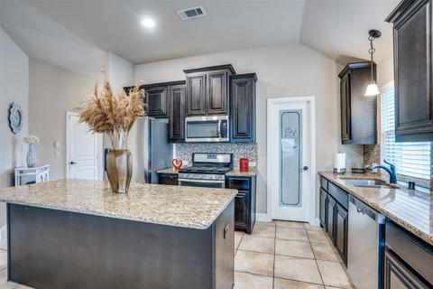 1113 Surrey Dr, Desoto, TX 75115