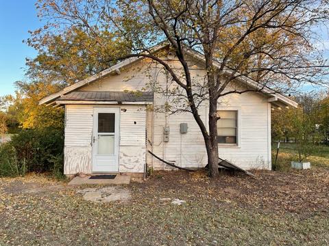 109 S 3rd, Goree, TX 76363 photo 2