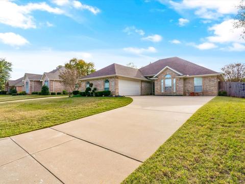 704 Brandon Dr, Cleburne, TX 76033