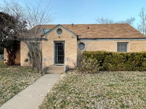 611 W Main St, Munday, TX 76371