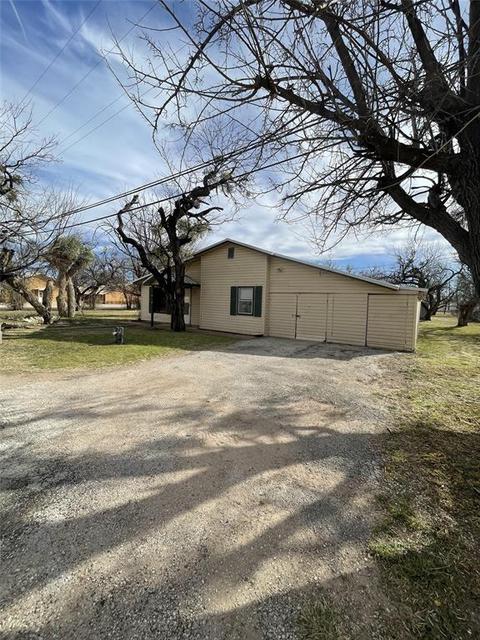 246 Nolan St, Tye, TX 79563 photo 2