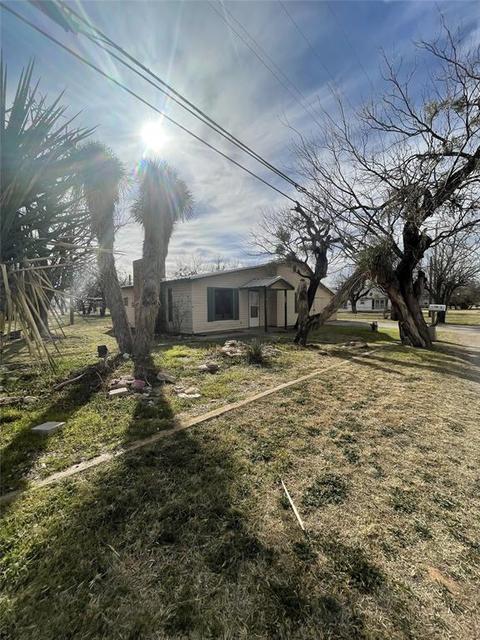 246 Nolan St, Tye, TX 79563 photo 3