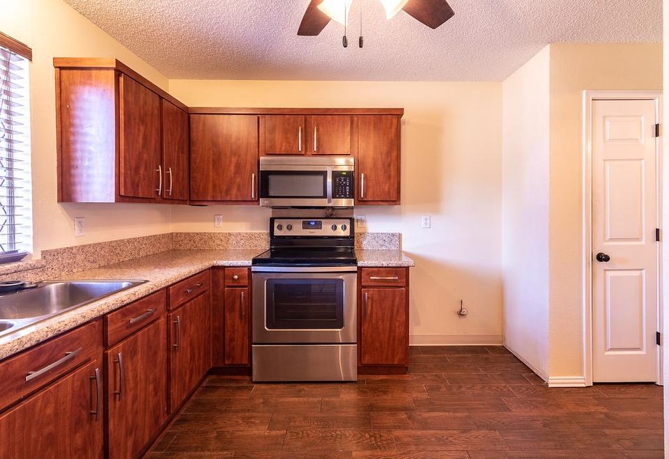  2422 Beverly Hills Ln, Mesquite, TX 75150 photo 2