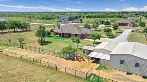 2210 Autumn Breeze Dr, Sanger, TX 76266