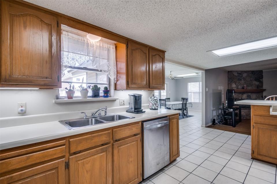  2305 Ruby Rd, Irving, TX 75060 photo 3