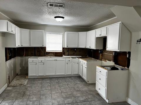 313 Huron St, Cleburne, TX 76031 photo 5