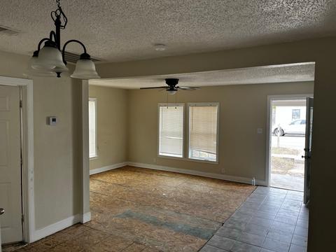 313 Huron St, Cleburne, TX 76031 photo 2