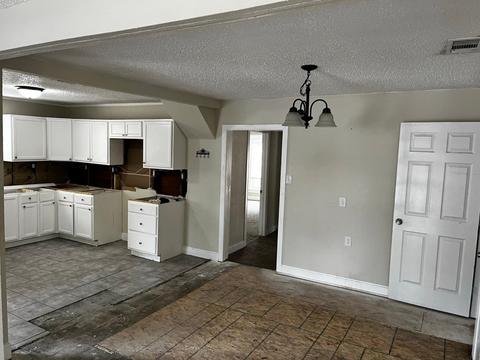 313 Huron St, Cleburne, TX 76031 photo 4
