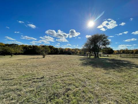 225 Harter Ln, Azle, TX 76020