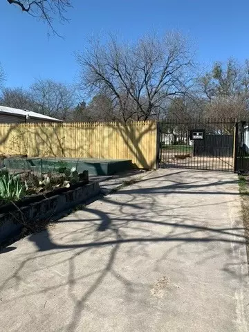 955 Woods Ave, Fort Worth, TX 76102