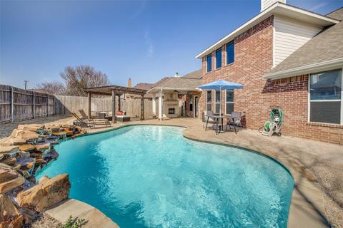 909 Dogwood Dr, Burleson, TX 76028