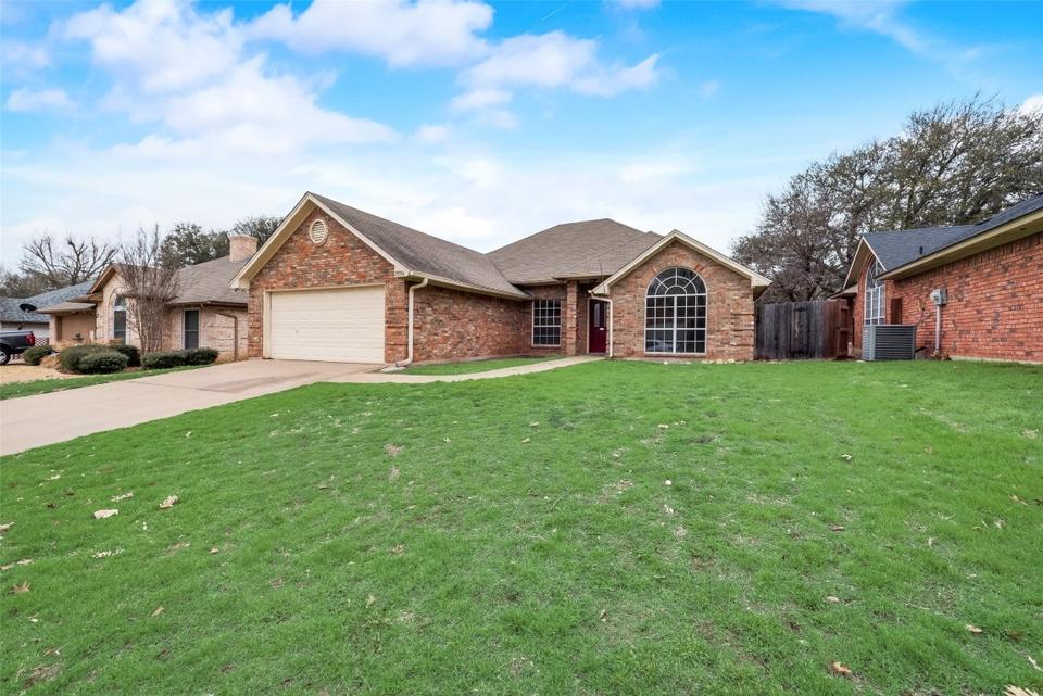  7728 Greengage Dr, Fort Worth, TX 76133 photo 2