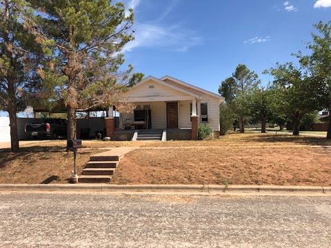 902 E 7th St, Rotan, TX 79546