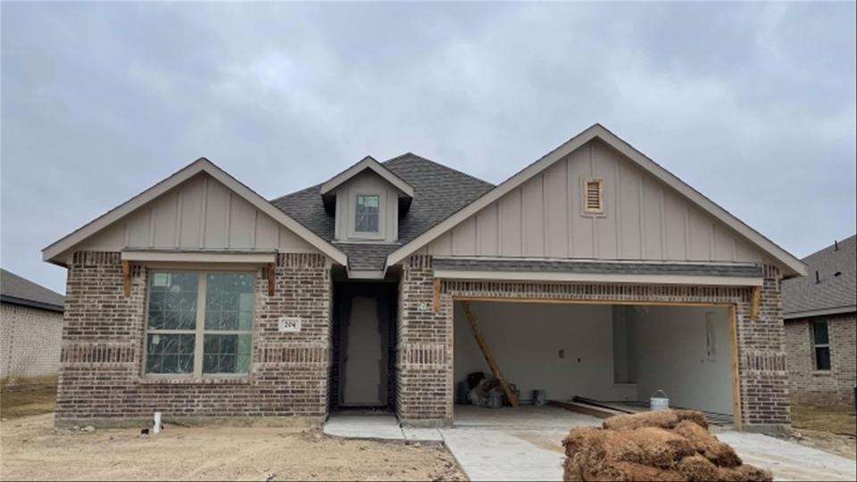  204 Maverick Trl, Valley View, TX 76272 photo 1