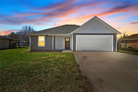 303 Armstrong St, Valley View, TX 76272