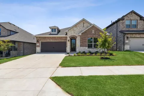 8620 Spindletop Dr, Fort Worth, TX 76120