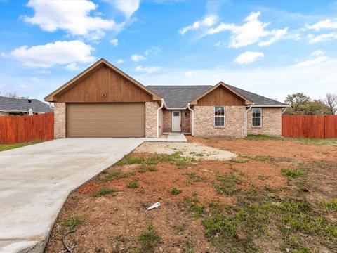 304 E 5th St, Tolar, TX 76476