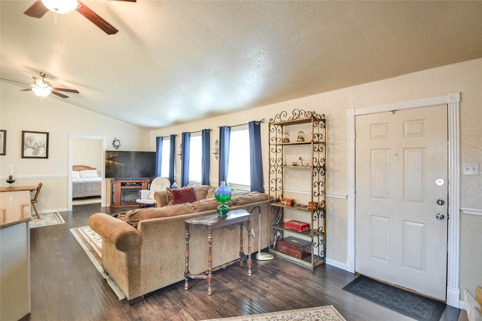  1617 Cheyenne Trl, Granbury, TX 76048 photo 7