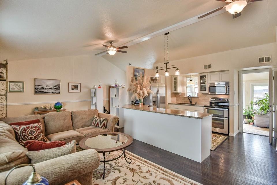  1617 Cheyenne Trl, Granbury, TX 76048 photo 15