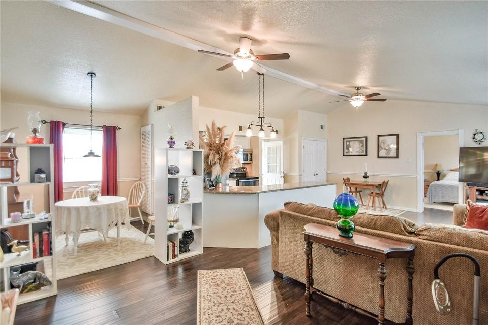  1617 Cheyenne Trl, Granbury, TX 76048 photo 6