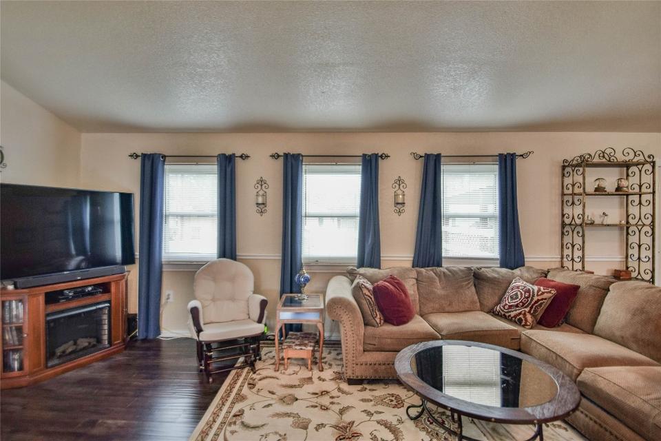  1617 Cheyenne Trl, Granbury, TX 76048 photo 8