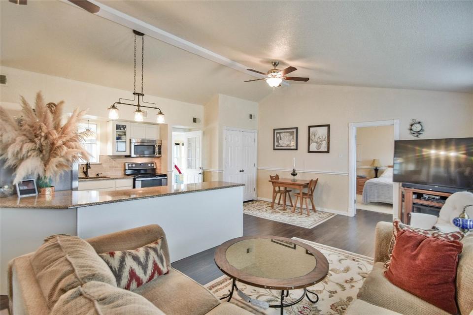  1617 Cheyenne Trl, Granbury, TX 76048 photo 14