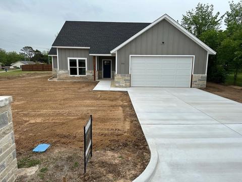 1111 Madison St, Bowie, TX 76230