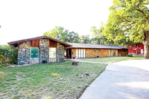 301 Glenwood St, Bowie, TX 76230