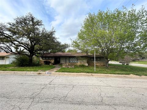 1900 Yosemite Dr, Fort Worth, TX 76112