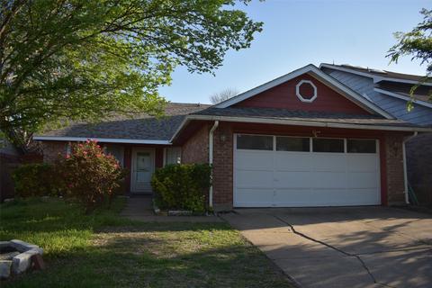 818 Foxridge Dr, Arlington, TX 76017